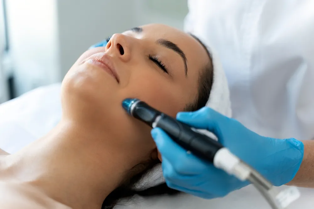 درم ابریژن (Dermabrasion)؛ لایه‌برداری مکانیکی عمیق برای پوست‌های دچار ناهمواری