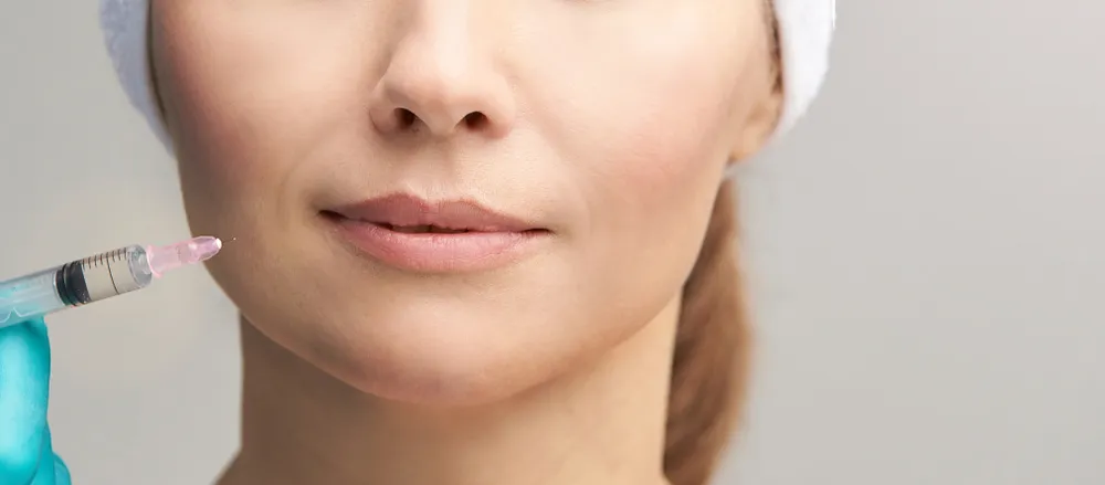 خط خنده و اطراف دهان؛ رفع چین‌های عمیق و خستگی چهره